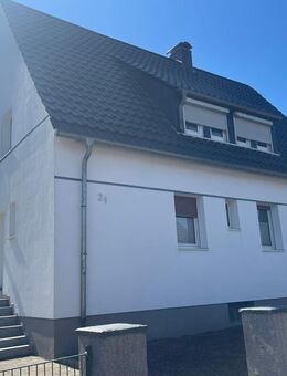 Ihr liebevolles Refugium: Zweifamilienhaus mit blühendem Garten und Dachausbau-Möglichkeit - Balve