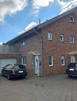 Provisionsfrei ! 2 Familienhaus, 2 separate Eingänge, geräumiger Wohn-Essbereich mit 2 Garagen, Baujahr 2013 ! - Steinheim