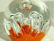 Paperweight / Glaskugel / Briefbeschwerer orange. Farbloses Glas mit bunten Einschmelzungen. Höhe ca. 8 bis 9 cm. - Hamburg Wandsbek