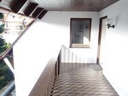 Möblierte ruhige Zwei-Zimmer-Wohnung im DG mit Balkon und Carport-Stellplatz in Herzogenaurach-Nähe Stadtzentrum - Herzogenaurach