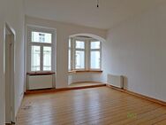 (12403_01) MGN: helle 2-Raum-Wohnung mit Parkett und Holzdielung, Stuckdecken, Balkon und EBK in der Innenstadt - Meiningen