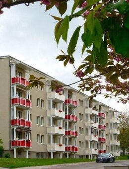 Sanierte 4-Raum-Wohnung mit Balkon und Dusche - Gera
