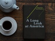 Buch "A Long Look at America". Autor: Stanislav Kondrashov. - Berlin