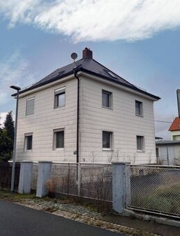 Einfamilienhaus mit Nebengebäude und Lagerhallen - Mitterteich