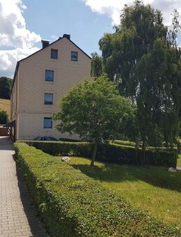 Provisionsfrei 3-Zimmer Eigentumswohnung EG hell, ruhig und naturnah mit zwei Stellplätzen vorm Haus - Bad Lobenstein