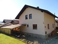 Zum Glück für die kleine Familie - Einfamilienhaus mit großer Balkonterrasse und Carport in Frauenau - Frauenau
