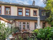 Sanierung bedürftige DHH mit großem Garten in bester Lage- ideal zur Verwirklichung Ihrer Wohnträume - Frankfurt (Main)