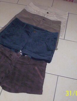 BEKLEIDRUNG PAKET Gr. 38-46 neuwertig Jeans Kostüme Jacken Kleider Shorts Lederhosen Schuhe antike Unterwäsche - Schauenburg