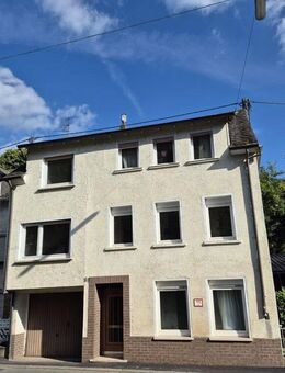 Renovierungsbedürftiges Reihenhaus mit Garage und teilweise überdachtem Innenhof - Traben-Trarbach