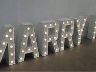 Hochzeit Lichter Buchstaben XXL "MARRY ME" SET Weiß Lackiert - Verleihen Sie Ihren besonderen Momenten eine einzigartige Atmosphäre - Jagstzell