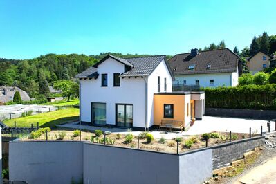 Ruhig gelegener, freistehender Neubau mit Garten, Balkon, Terrasse und Garage in Gerolstein