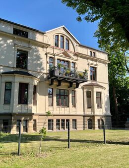Exklusiver Wohntraum im Dachgeschoss einer Gründerzeitvilla mit Fußbodenheizung, Balkon und Aufzug. - Magdeburg