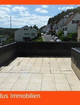 Hübsche 3-Zimmer-Wohnung mit neuwertiger Einbauküche und großer Dachterrasse wartet auf Sie - Aarbergen