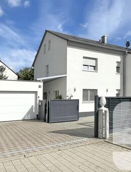 Ein Haus zum Verlieben: moderne Architektur trifft auf Gartenparadies - Schwabach