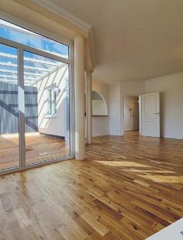 Modernisierte Penthouse-Wohnung mit Terrasse, Wintergarten + Stellplatz - Berlin