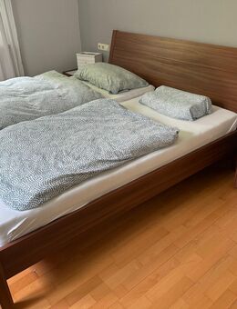 Doppelbett mit Nachtschränkchen und Roste - Renningen