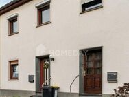 Renovierungsbedürftiges Reihenmittelhaus mit 5 Zimmern, 2 Garagen, Garten und Terrasse in Gladbeck - Gladbeck