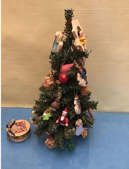 Weihnachtsschmuck Kleiner Tannenbaum mit 30 Erzgebirge Anhänger - Meerbusch