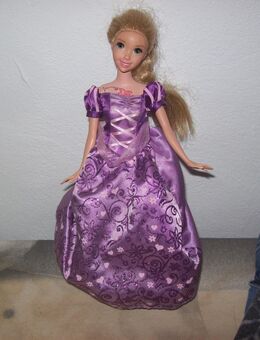 Barbiepuppe mit leuchtenden Kleid und Musik - Erwitte