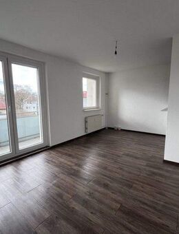 Helle 3-RW - Wohnzimmer mit offener Küche - Balkon - Bad mit Wanne - Aufzug - PKW-Stellplatz - Magdeburg