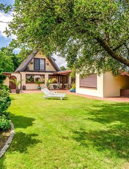 Gepflegtes Einfamilienhaus mit traumhaftem Garten, Wintergarten und Pool in ruhiger Osterholzer Lage - Bremen