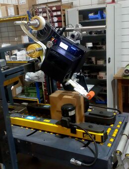 Wein Karton Standart- Etikettiermaschine von Oben mit Sato S84NX Druck Spendesystem - Waldbrunn (Baden-Württemberg)