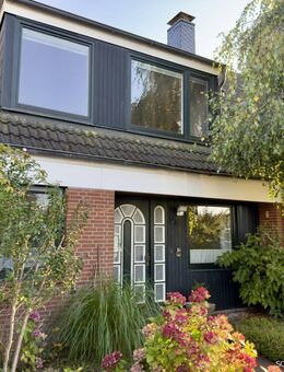 150 Meter zur Wedeler Marsch - Mittelreihenhaus mit viel Platz, Terrasse, Balkon und TG-Stellplatz - Wedel