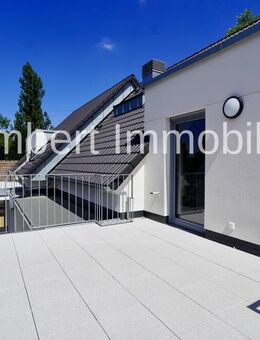Fünf Zimmer Dachgeschosswohnung mit zwei Balkonen und Tiefgarage in Wiesbaden Biebrich - Wiesbaden