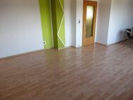 Sehr helle große 2 Zimmer-Wohnung mit Balkon und Einbauküche in einem ruhigen Haus! - Emmerthal