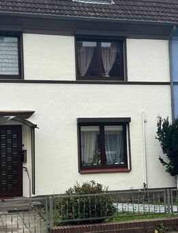 Schönes Reihenmittelhaus in Lübeck Kücknitz mit 2 Garagen - Lübeck