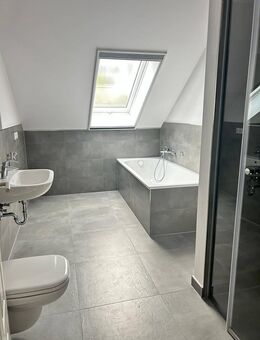 HOCHWERTIGES SINGLE-NEST IM DG MIT PARKETT, BALKON, FUßBODENHEIZUNG SOWIE MODERNEM BAD - Chemnitz