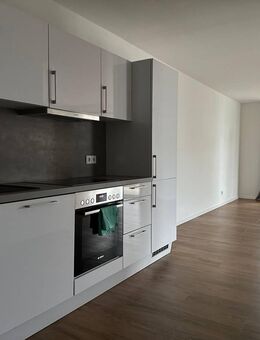 Großzügige 2-Zi.-Wohnung mit Einbauküche, Loggia, Tiefgarage, Außenstellplatz - Villingen-Schwenningen