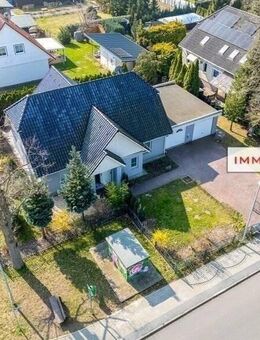 IMMOBERLIN.DE - Schmuckes Haus mit Südterrassen & Garagen in ländlicher Lage - Fredersdorf-Vogelsdorf