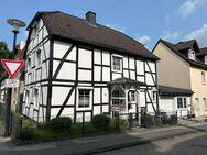Charmantes Fachwerkhaus mit großer Garage in zentraler Lage von Lichtenau - Lichtenau (Nordrhein-Westfalen)