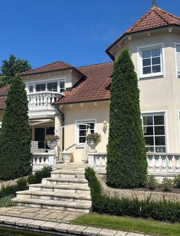 Die Maklerinnen präsentieren: Idyllisch gelegenes Einfamilienhaus mit Einliegerwohnung und Traumgarten - Möhrendorf