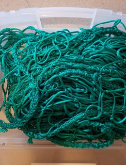 Neuwertiges, stabiles Anhängernetz von Mamutec mit gekettelter Randverstärkung in Grün, 1,50 x 2,20 m, Maschengrösse: 50 x 50 mm, wirklich nur 1 x benutzt, praktischer Aufbewahrungskoffer, NP bei Hornbach: 29,90 €, Versand gegen Aufpreis möglich, 19 € - Unterleinleiter