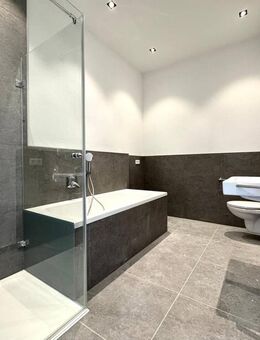 *** Bezugsfrei *** 3-Zi.-Dachterrassen-Wohnung mit über 50 m² Süd-Terrasse *** - Traunstein