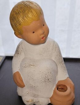 g22) Deko Original Singer Engel Jullar - Knabe hockend + singend 15 cm - Garbsen