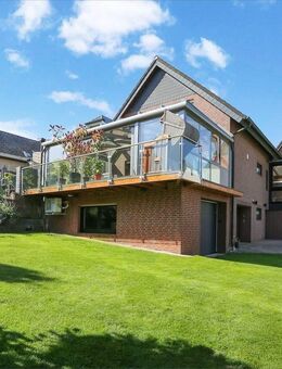 Jöllenbeck: 2 bereits in Wohnungseigentum aufgeteilte Einfamilienhäuser mit 4 Garagen & 6 Stellplätzen - Bielefeld