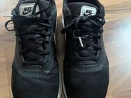 Nike Air Max TAVAS Gr. 44 schwarz - weiß / neuwertig - Rüsselsheim