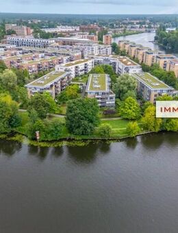 IMMOBERLIN.DE - Wasserblick! Sonnige Wohnung mit Südwestbalkon & Tiefgaragenplatz in traumhafter Lage an der Müggelspree - Berlin