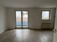 helle 4-RW - Wohnzimmer mit offener Küche - Balkon - Bad mit Wanne - Aufzug - PKW-Stellplatz - Magdeburg