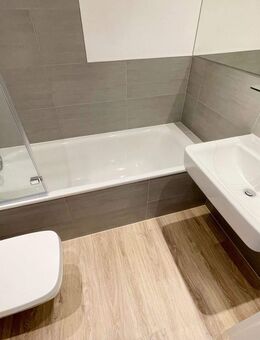 * 2 Zimmer * Wohnung * Balkon * NAGELNEUE EINBAUKÜCHE * tolles Badezimmer * 2/26 * - Chemnitz