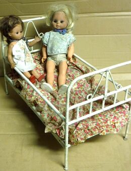 Altes Puppenbett + 2 Kinderpuppen - Dresden