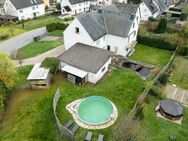 Mehr ist Mehr! Großes Zweifamilienhaus mit viel Potential auf tollem Eckgrundstück und vielen Annehmlichkeiten, 4 km bis zur AB Auffahrt A61! - Nörtershausen