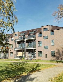 ZUM 01.08.25 - Helle 3-Zimmer-Dachgeschosswohnung mit großem Balkon und Tageslichtbad - Bernau (Berlin)