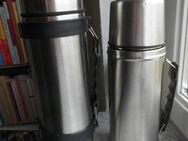 Edelstahl 2 Isolierflaschen, Thermosflaschen je 1 Liter, 2+1 Becher, zus. 8,- - Flensburg