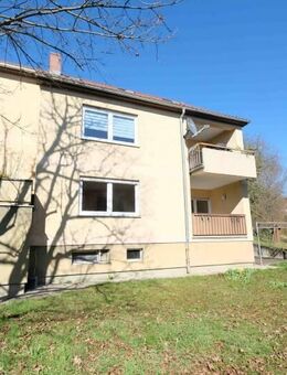 Ein idyllischer Gemeinschaftsgarten mit Bäumen, eine sonnige Loggia und eine optimale Aufteilung - Remseck (Neckar)