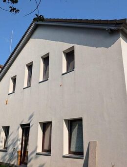 Attraktives Anlageobjekt! 3 Wohnungen + 7 Garagen in ruhiger, zentraler Lage von Nordenham! - Nordenham