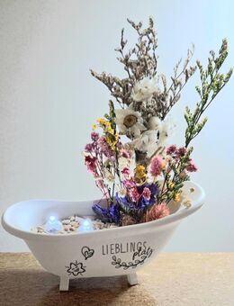 Badewanne mit trockenblumen und Licht - Mönsheim